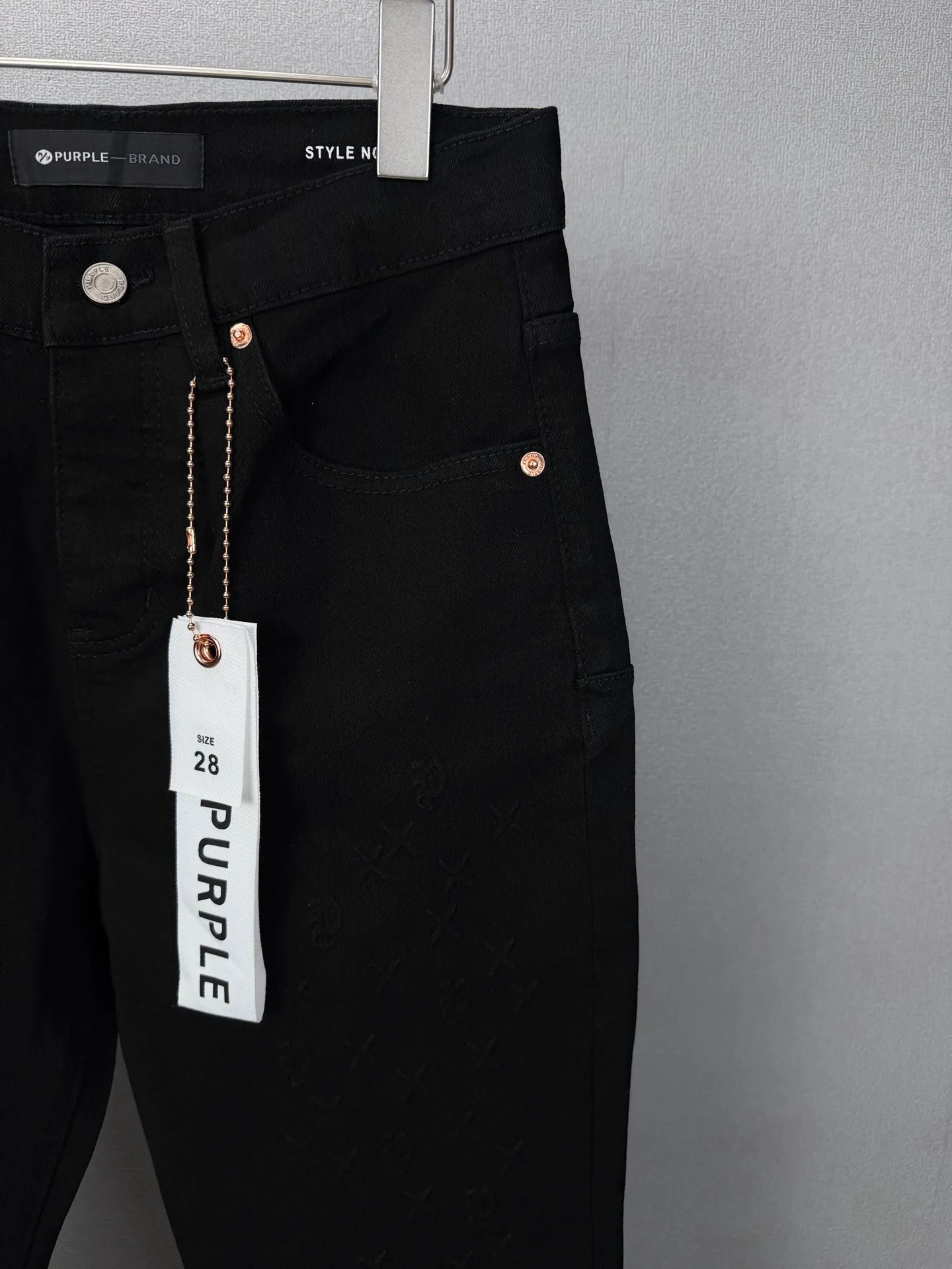 PURPLE BRAND 2026 New Arrival Pure Black Embossed Couple's Style Washed Loose Bootcut Jeans High Version High Version Top Ceiling Quality Styles with different washed textures are very friendly to people with thin legs and thick legs. The loose bootcut style is very flattering to the leg shape. Moderate length that never goes out of style, easy to match with casual, basic styling for various styles, a must-have in the wardrobe! The fabric is stiff but also makes the upper body soft without losing texture. The washing process is even more perfect. It is a must-have item for everyone! ! ! Washed wheat, hang tag, pants label, three labels complete Color: Black, White Size: 28, 30, 32, 34, 36 (five sizes)